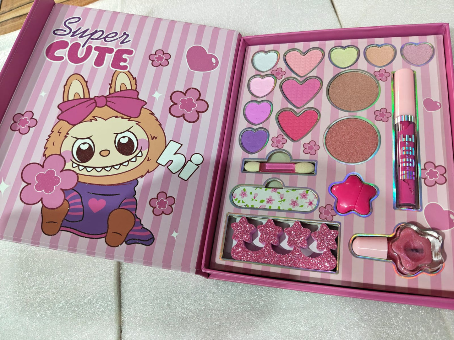 1 kg Makeup including all basic makeup items
