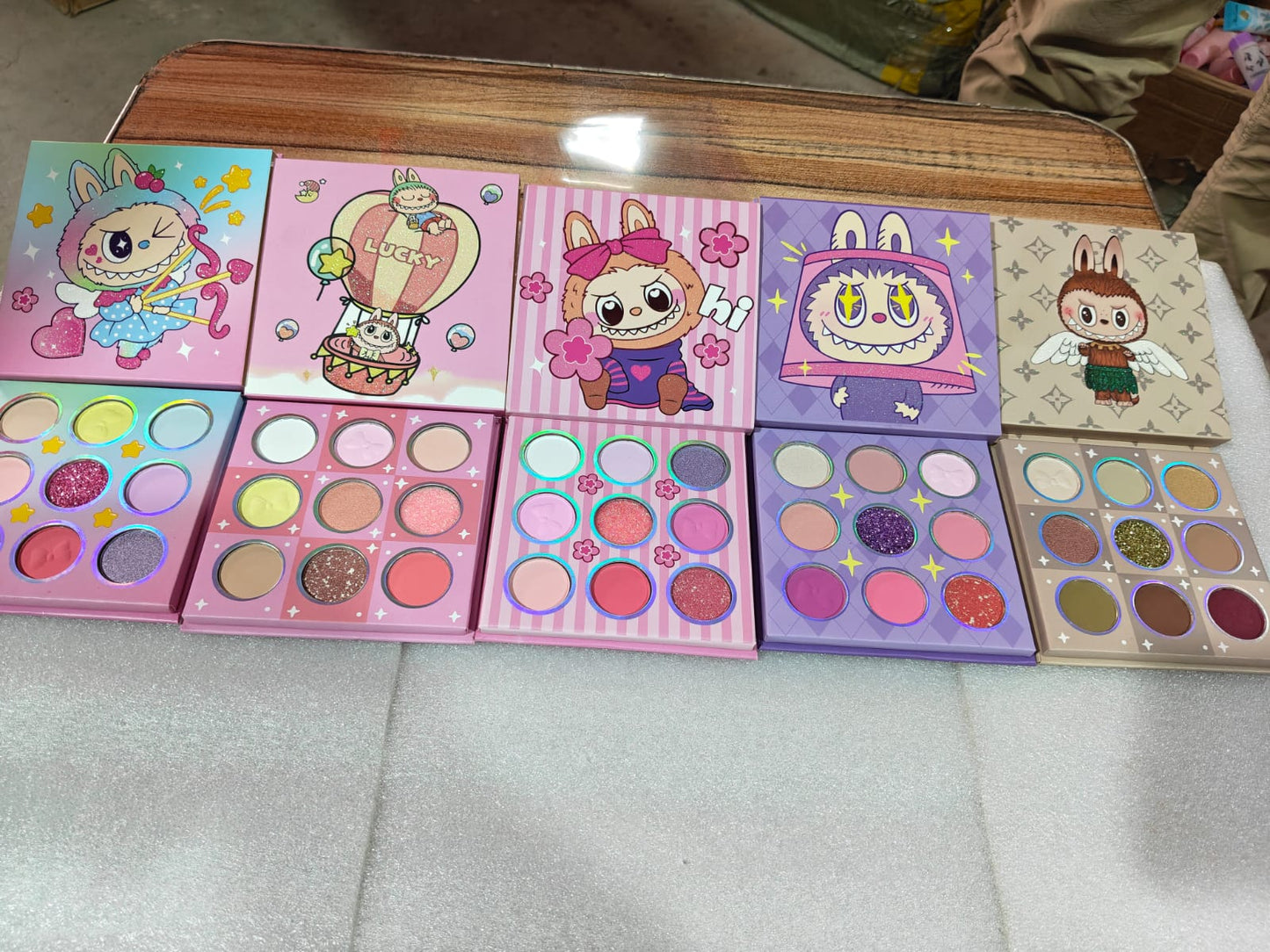 1 kg Makeup including all basic makeup items