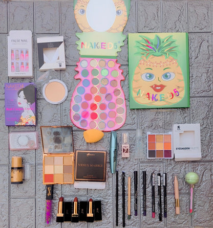 1 kg Makeup including all basic makeup items