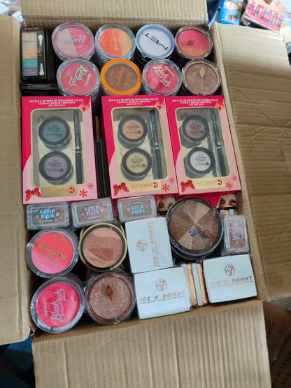 1 kg Makeup including all basic makeup items