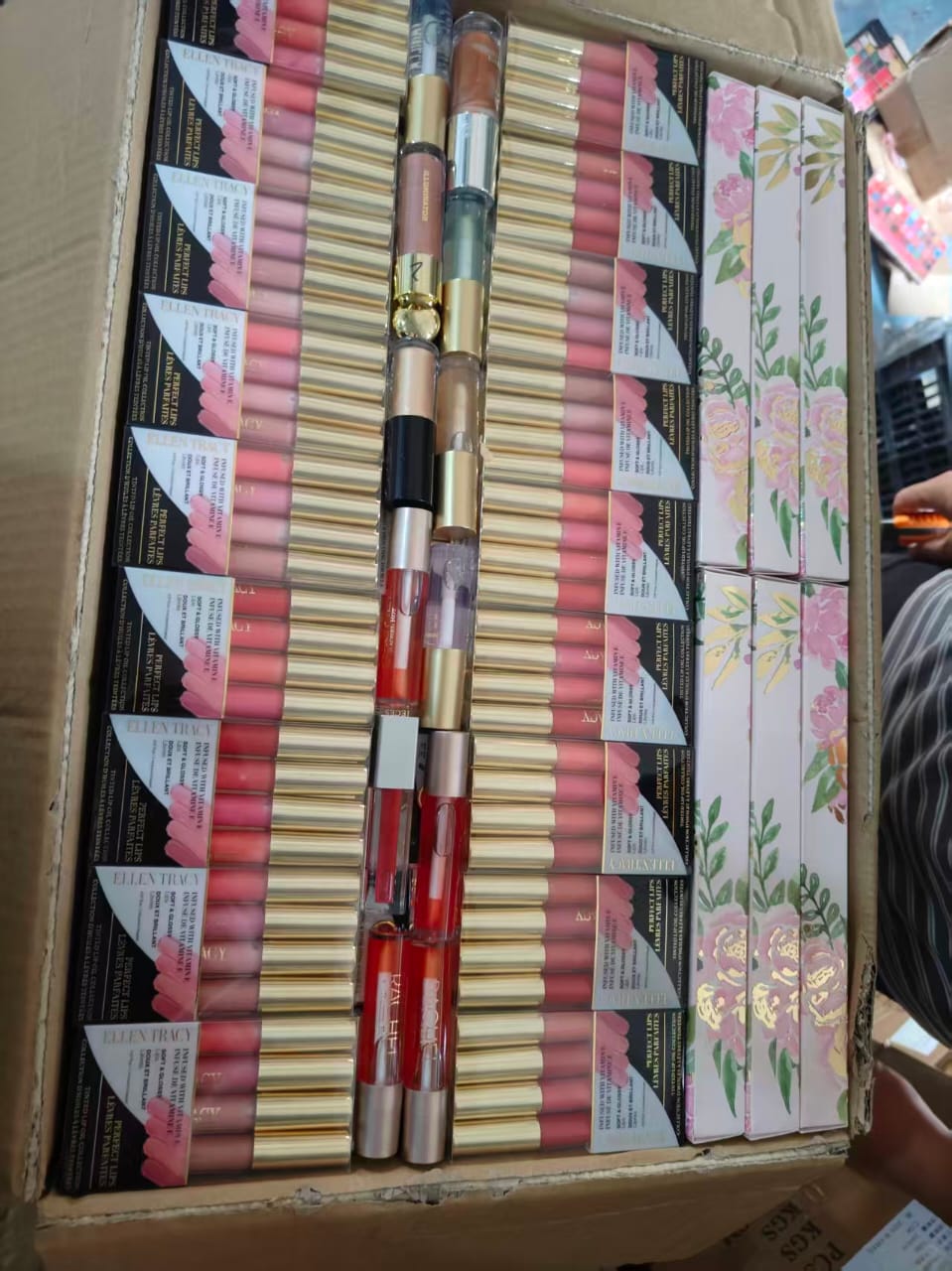 1 kg Makeup including all basic makeup items