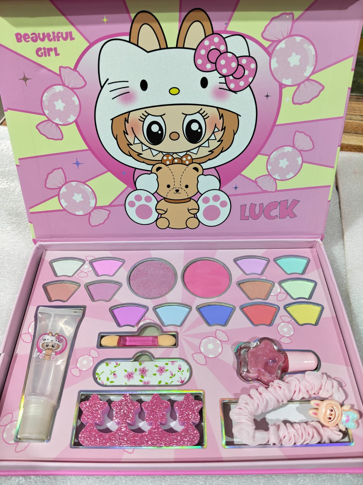 1 kg Makeup including all basic makeup items