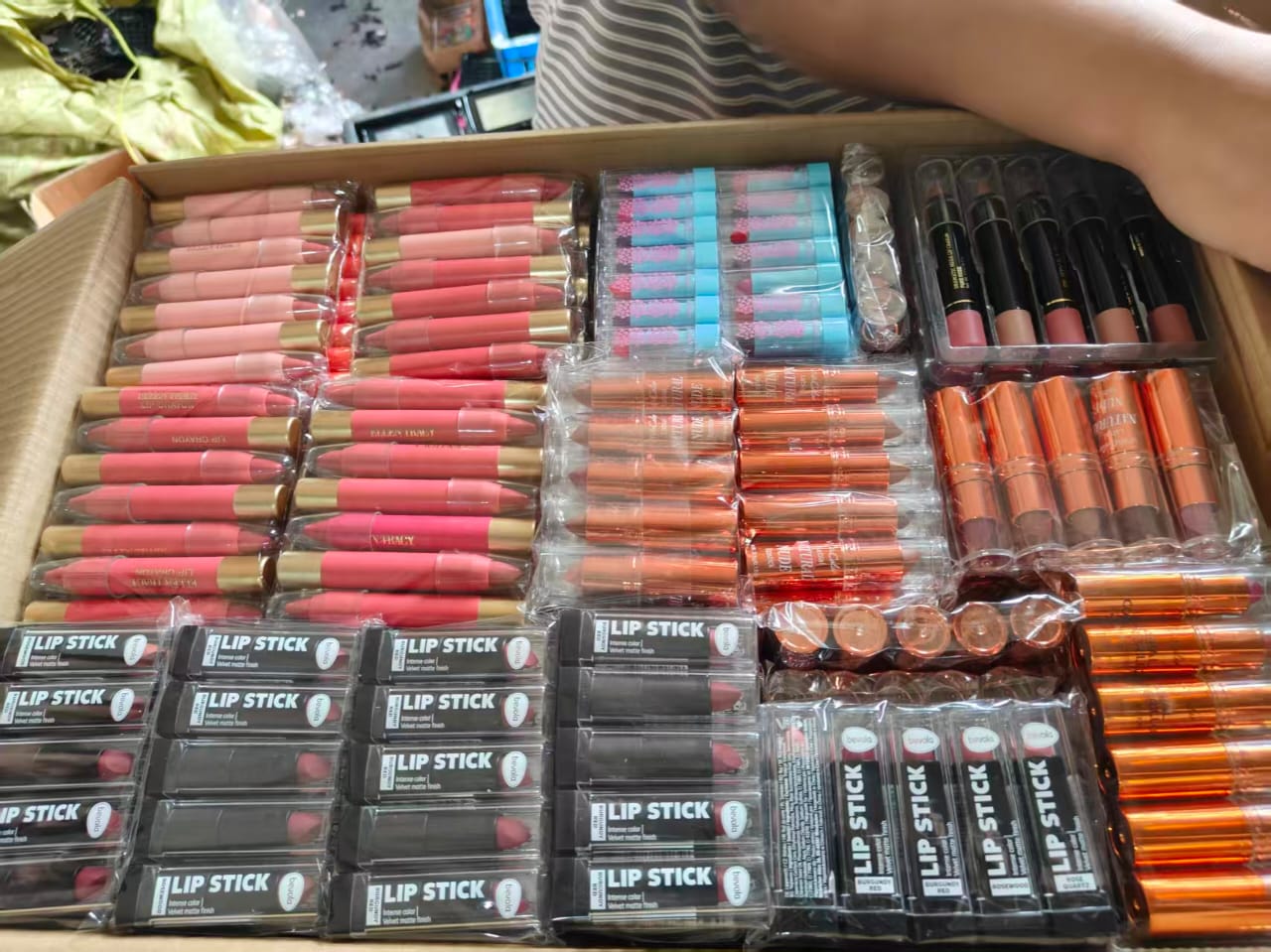 1 kg Makeup including all basic makeup items