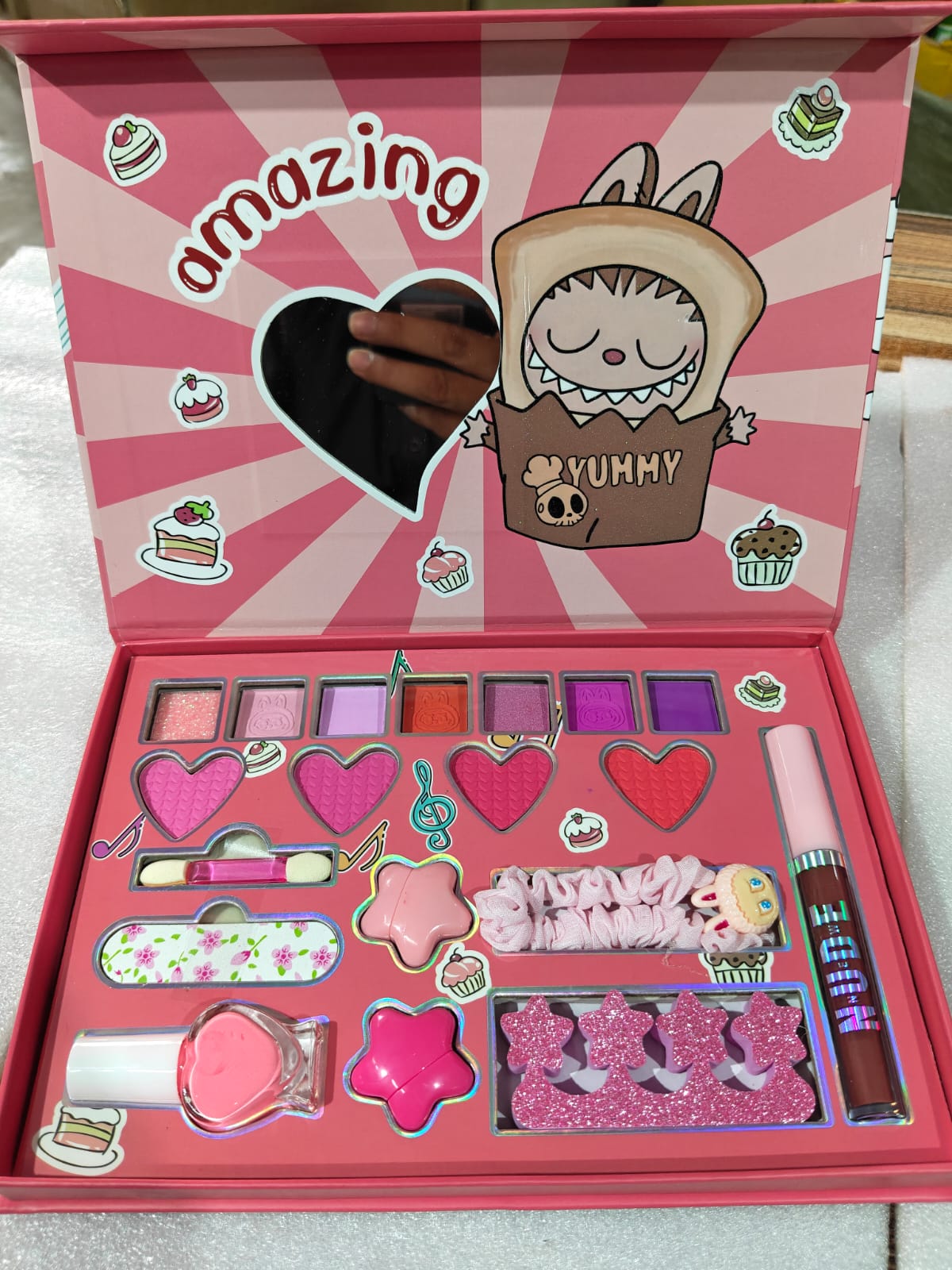 1 kg Makeup including all basic makeup items