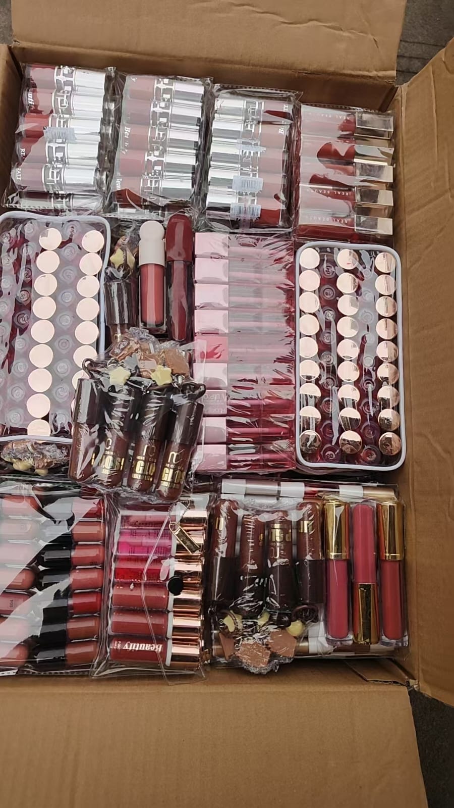 1 kg Makeup including all basic makeup items