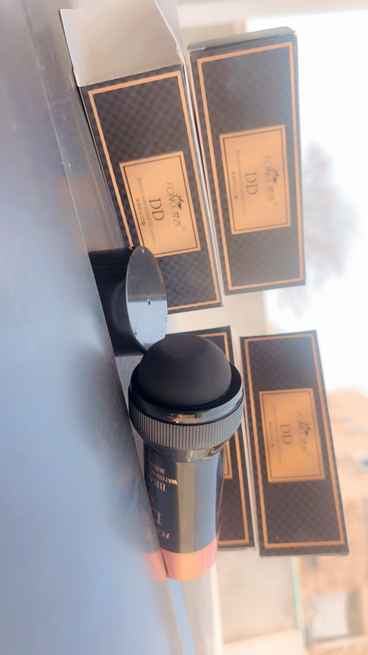 Water proof 2 in 1 foundation+ applying puff