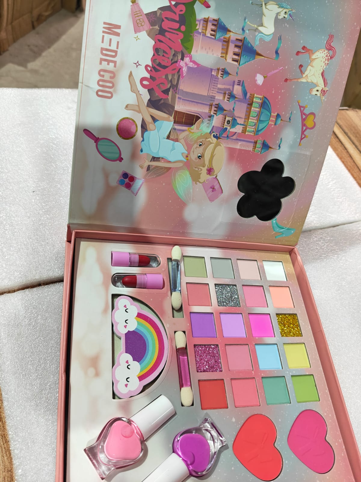 1 kg Makeup including all basic makeup items