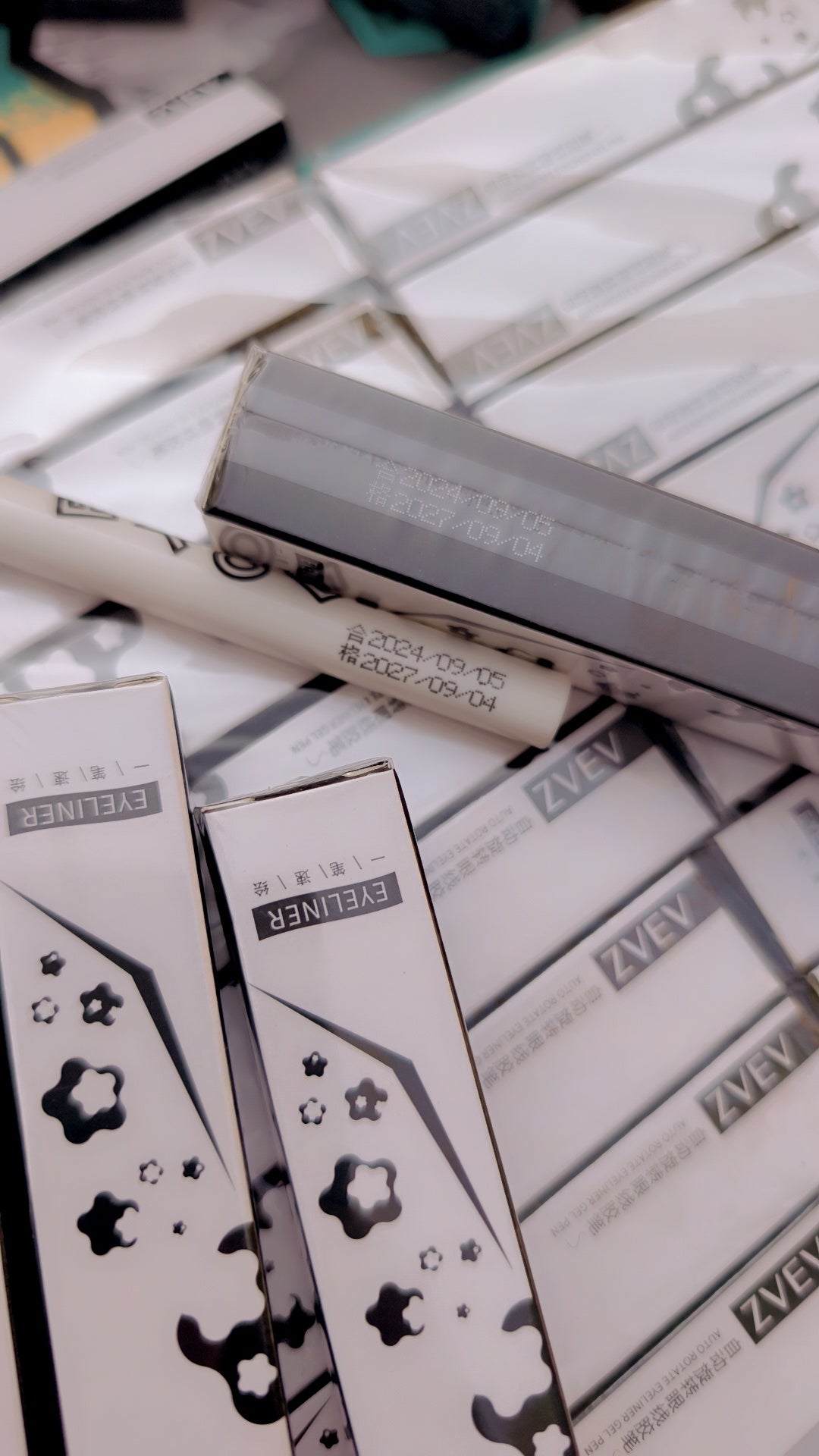 Long lasting, smudge free, black colour eyeliner pencil