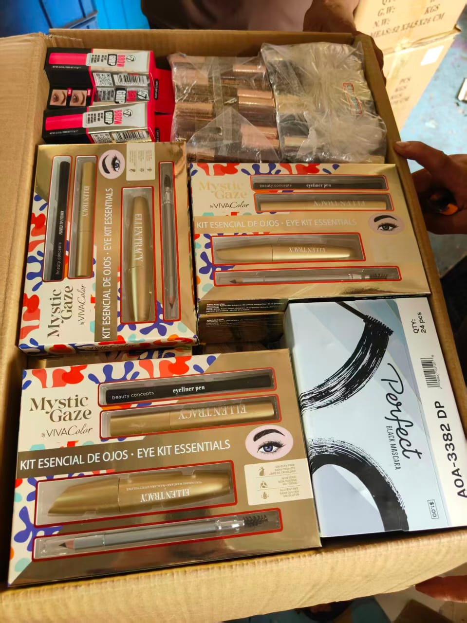 1 kg Makeup including all basic makeup items