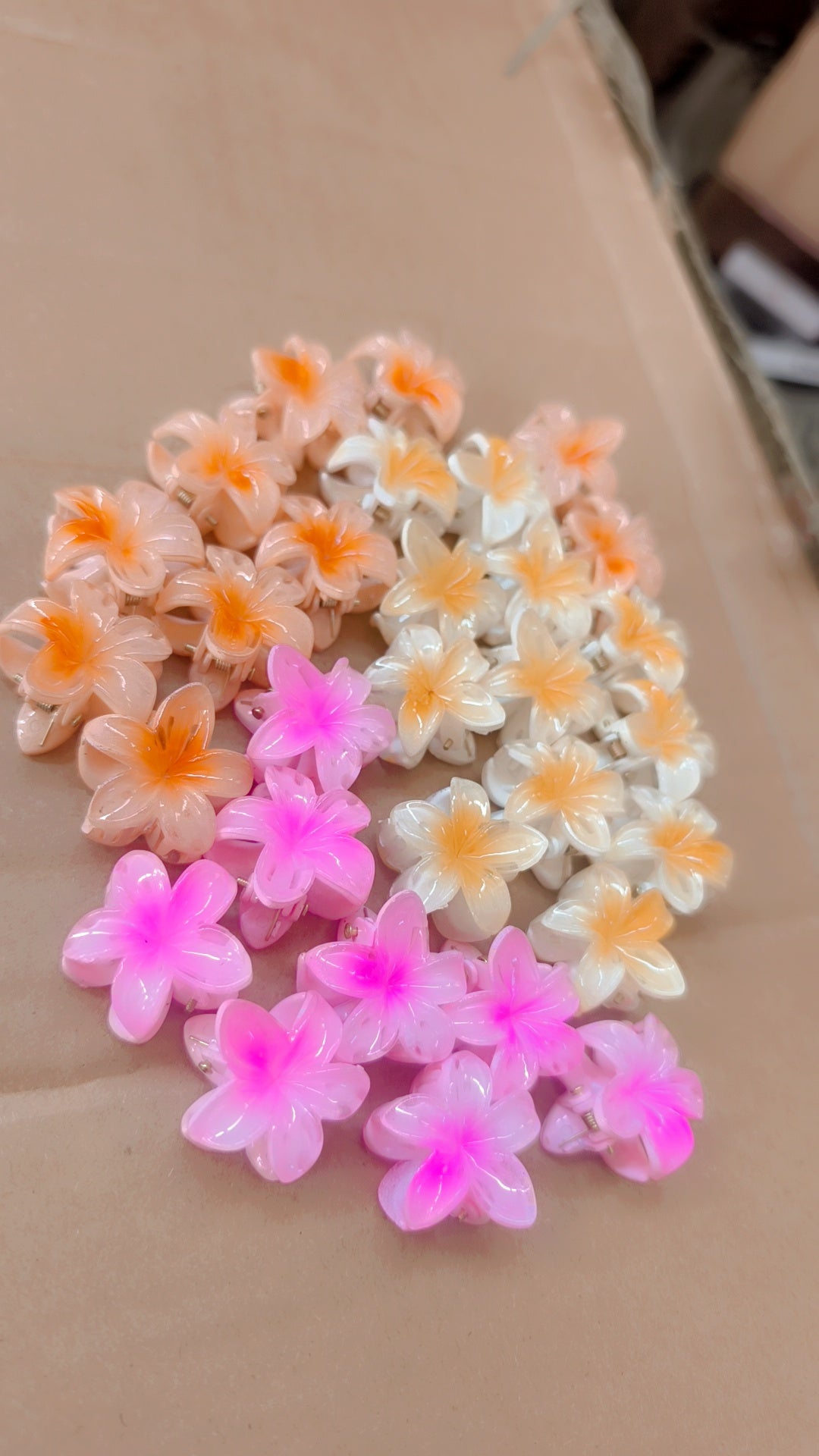 100 Mini Flower claws in different colours